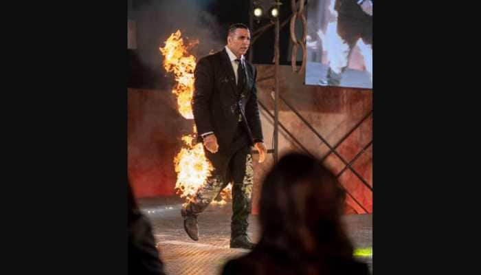 Akshay Kumar sets himself on fire, wife Twinkle has the best reaction