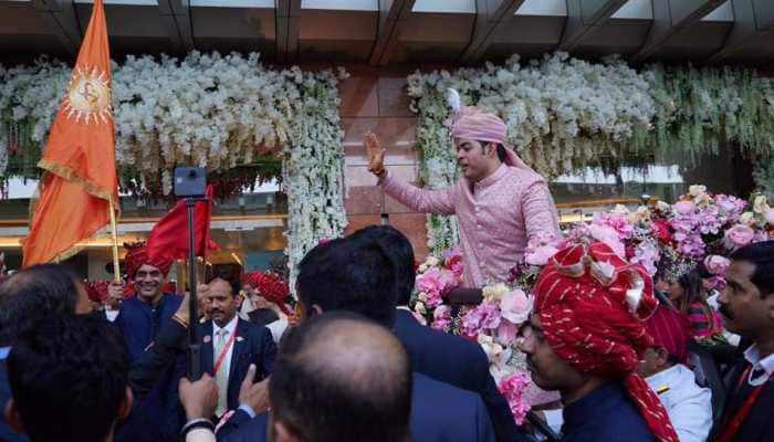 Ranbir, Shah Rukh and Nita Ambani dance away at Akash Ambani&#039;s wedding-Watch