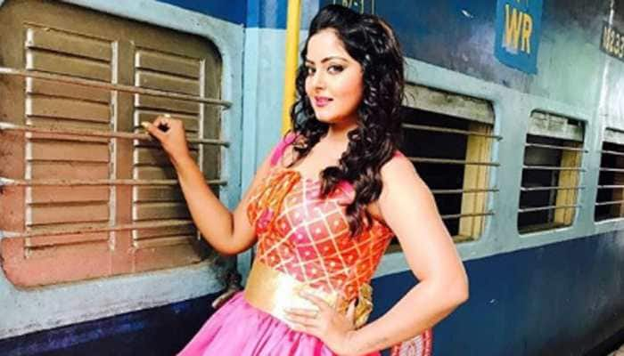 Bhojpuri hot cake Anjana Singh strikes a pose in short black dress—See pic