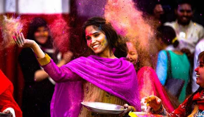 Holi 2019: Best WhatsApp, text and Facebook messages for your loved ones