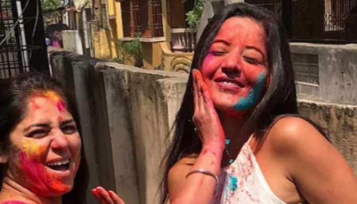 Monalisa spends Holi with &#039;dada and family&#039;—See pics