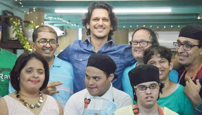 &#039;Gully Boy&#039; actor Vijay Varma meets kids with down syndrome, spends fun time at a city cafe—Pics inside