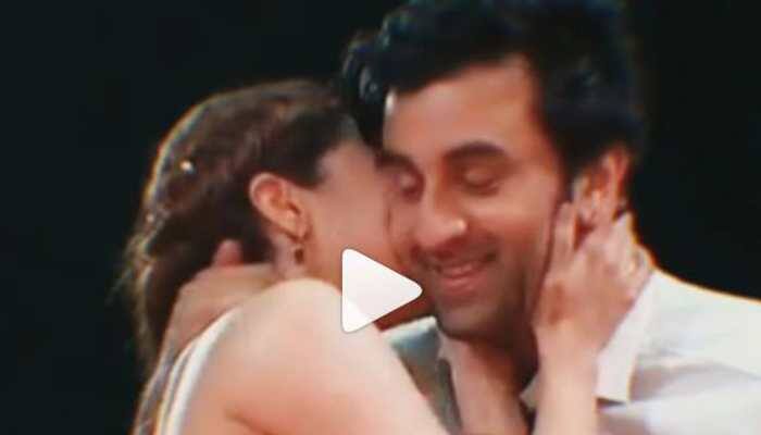 Video of Ranbir Kapoor-Alia Bhatt's awkward kiss at Zee Cine Awards goes viral