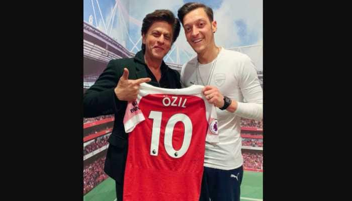 Shah Rukh Khan&#039;s picture with footballer Mesut Özil goes viral on social media