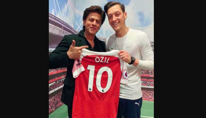 Shah Rukh Khan's picture with footballer Mesut Özil goes viral on social media Shah Rukh Khan's picture with footballer Mesut Özil goes viral on social media