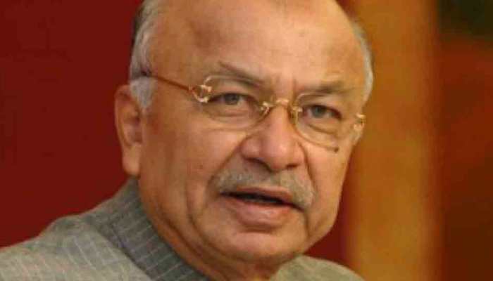 Sushilkumar Shinde seeks Pawar&#039;s blessings in his last poll