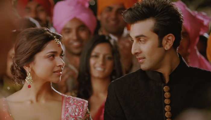 Deepika Padukone kisses Ranbir Kapoor after winning big at Zee Cine Awards,video goes viral