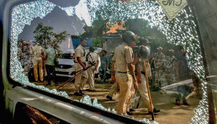 Officials injured in &#039;stone pelting&#039; over sealing drive in Mayapuri; Arvind Kejriwal says locals beaten up