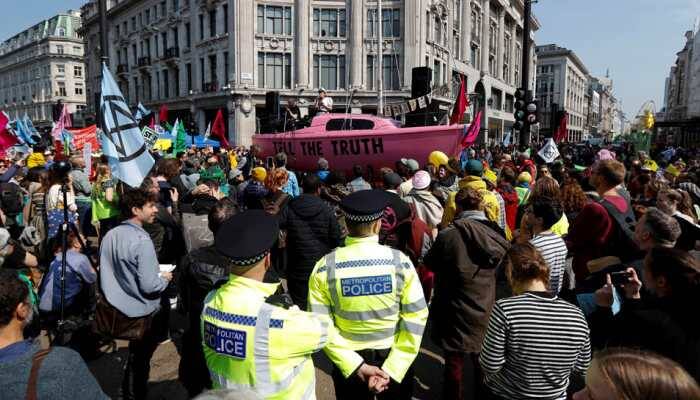 Thousands of activists block London roads to demand action on climate change
