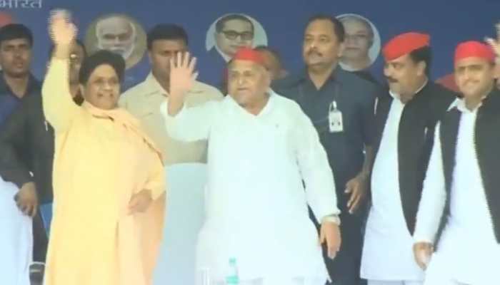 For first time in 25 years, Mayawati shares stage with Mulayam, calls PM Narendra Modi &#039;fake backward&#039;