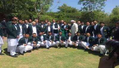 Imran Khan gives pep talk to Pakistan cricket team ahead of World Cup