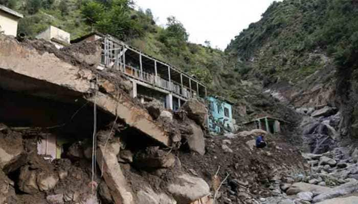 Five killed, 9 injured as landslide hit minibus in J&amp;K&#039;s Doda