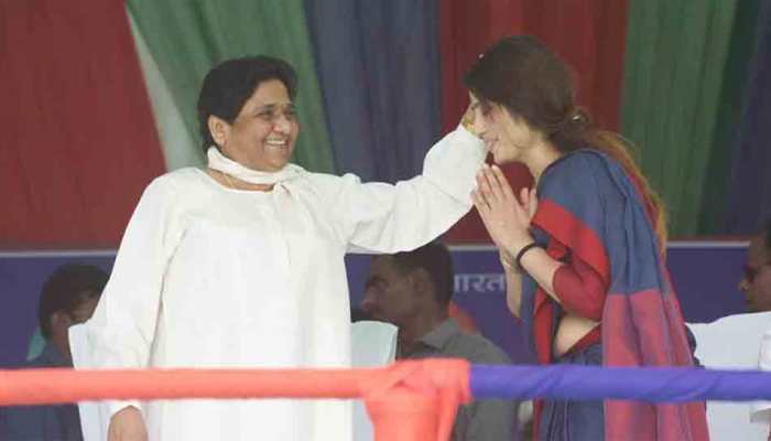 Akhilesh Yadav&#039;s wife Dimple touches Mayawati&#039;s feet on stage, seeks blessing