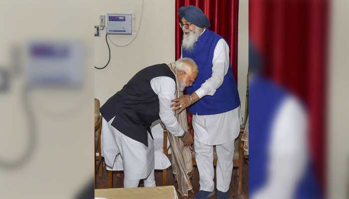 Parkash Singh Badal bats for PM Modi, says Rahul like &#039;ant&#039; in front him