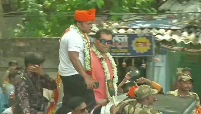 Wrestler Khali joins BJP candidate Anupam Hazra&#039;s rally in Jadavpur