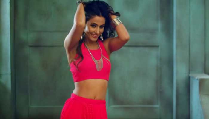 Hina Khan's gym swag is on, flaunts washboard abs in latest pics