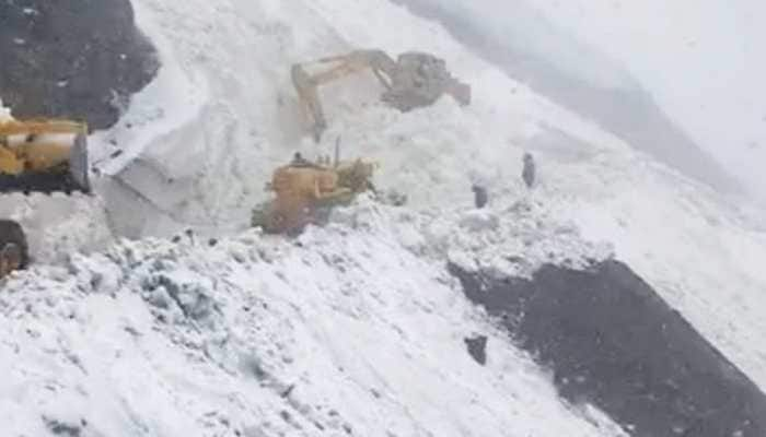 Fresh avalanches delay reopening of Srinagar-Leh highway