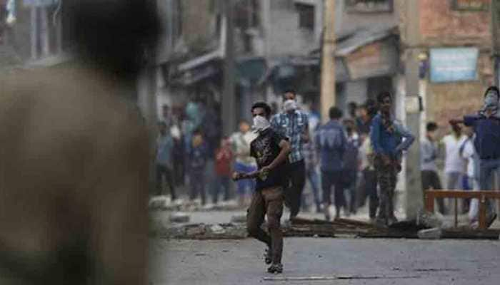 Stone pelting near polling booths in Jammu and Kashmir&#039;s Kulgam