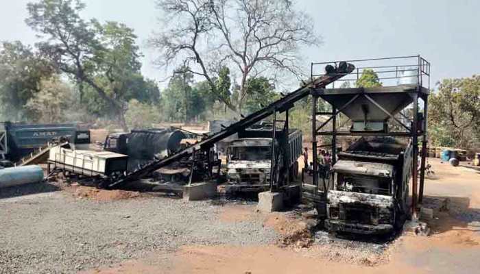 Naxals torch over 50 vechiles, machines in Maharashtra&#039;s Gadchiroli 