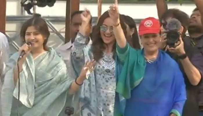 Sonakshi Sinha adds stardust to mother Poonam Sinha&#039;s roadshow in Lucknow