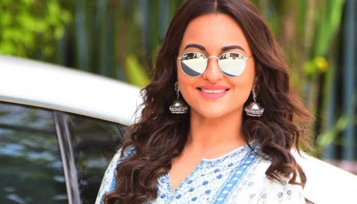 Sonakshi Sinha makes heads turn at the airport, nails the ethnic look—Pics