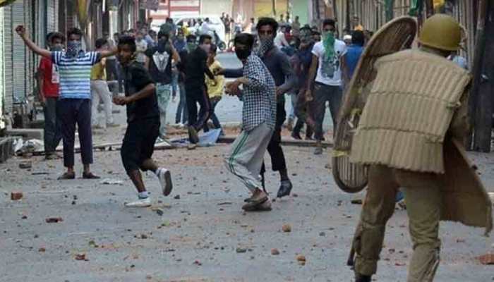 Major violence in J&amp;K&#039;s Shopian and Pulwama, 38 election officials airlifted