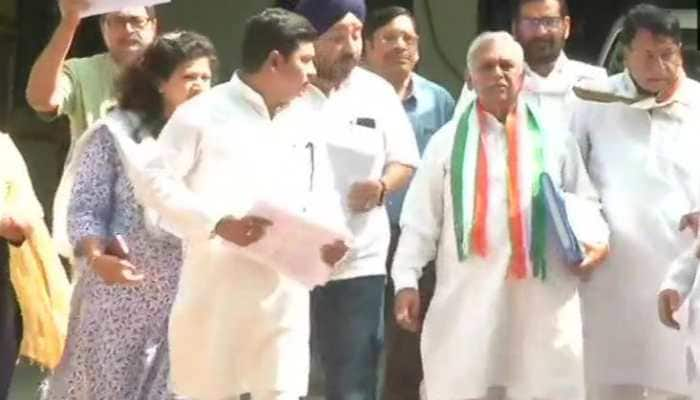 Congress leaders reach Shivraj Singh Chouhan&#039;s home with documents of farm loan waivers