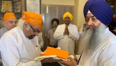 A day before his anti-Sikh riot remark, Congress' Sam Pitroda took 'blessings' at Golden Temple