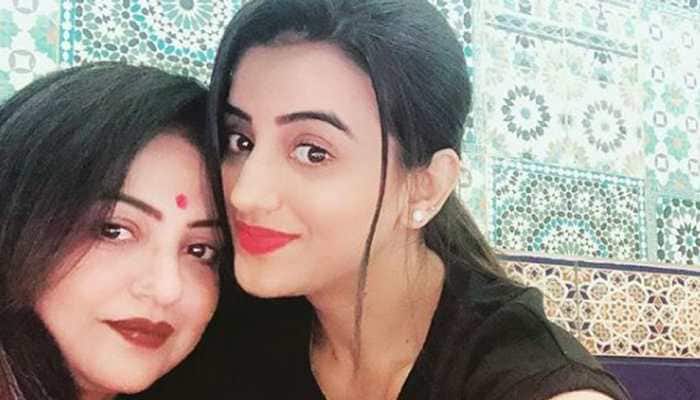 Akshara Singh &#039;s selfie with her mother is too cute to miss-See pic