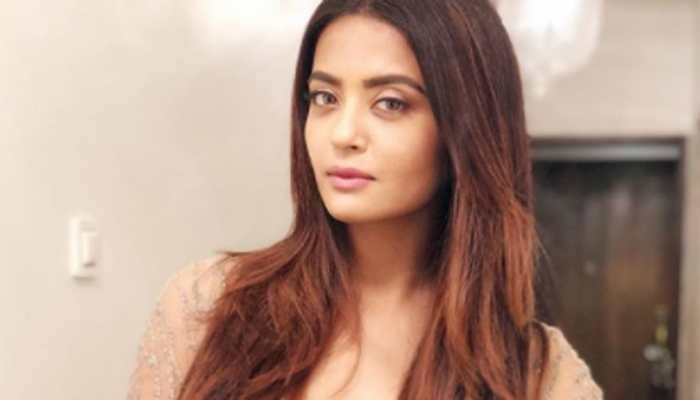 Surveen Chawla shares first pic of her newborn baby girl and it's a freeze frame moment! See photo