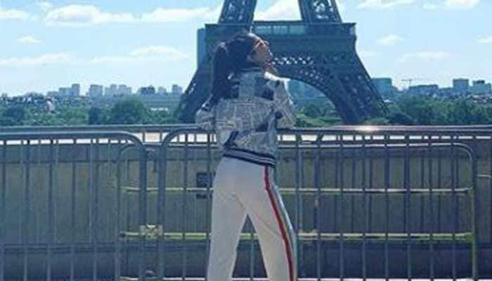 Hina Khan poses with Eiffel Tower before Cannes visit