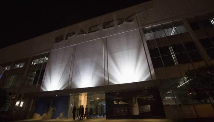 High winds force SpaceX to postpone first launch of Starlink satellites