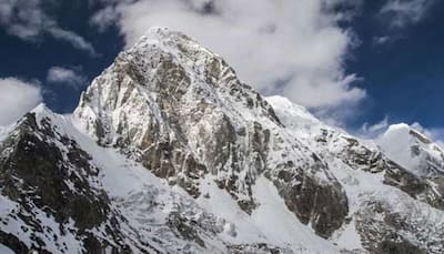 Indian climbers killed in Mount Everest 'traffic jam'