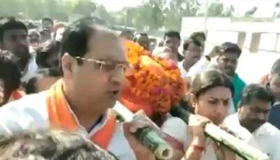 Smriti Irani lends shoulder to mortal remains of murdered close aide in Amethi 