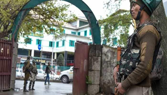 Stone pelting on policemen at a mosque in J&amp;K&#039;s Anantnag, cops fire tear gas