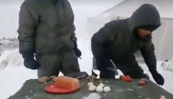 In viral video, Indian soldiers in Siachen demonstrate cooking with hammer