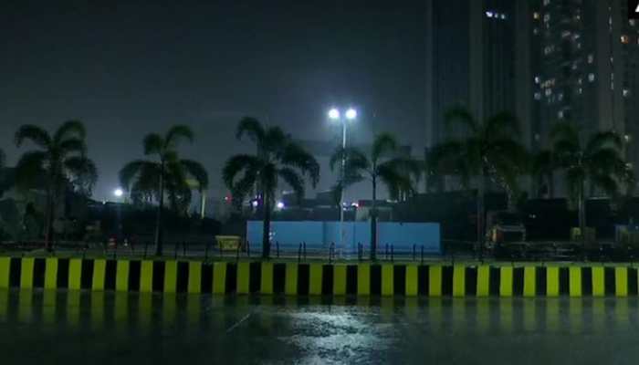 Heavy rainfall lashes Mumbai, flight and train operations affected