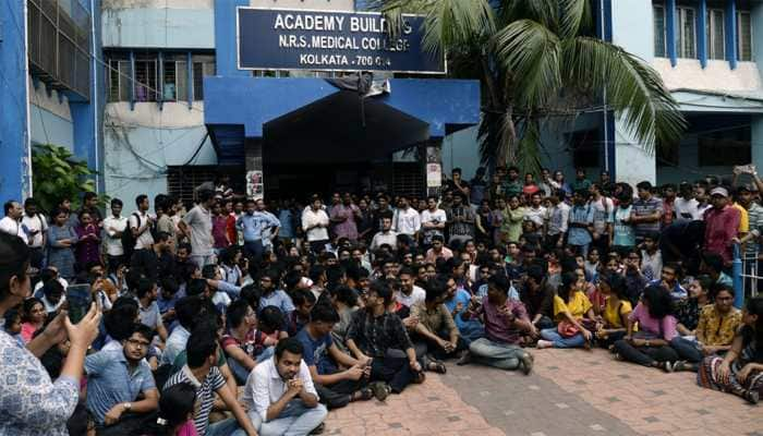 Striking doctors agree to meet Mamata Banerjee to end impasse but not behind closed doors