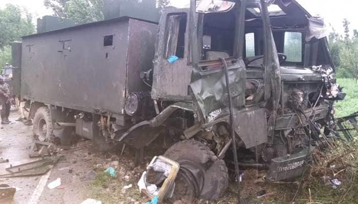 J&amp;K: 5 army jawans injured after terrorists target vehicle with IED blast in Pulwama