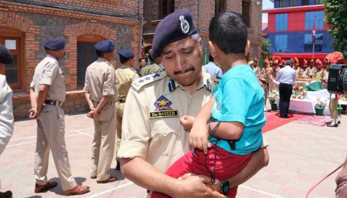 Senior cop breaks down carrying son of martyred inspector at wreath laying ceremony