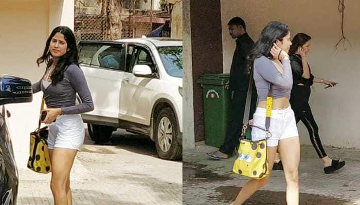 Janhvi Kapoor&#039;s love for her yellow Moschino Spongebob bag is evident in these pics!