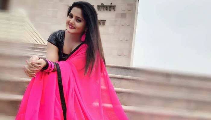 Bhojpuri hot cake Anjana Singh paints Instagram pink, poses in a beautiful sari - Check out