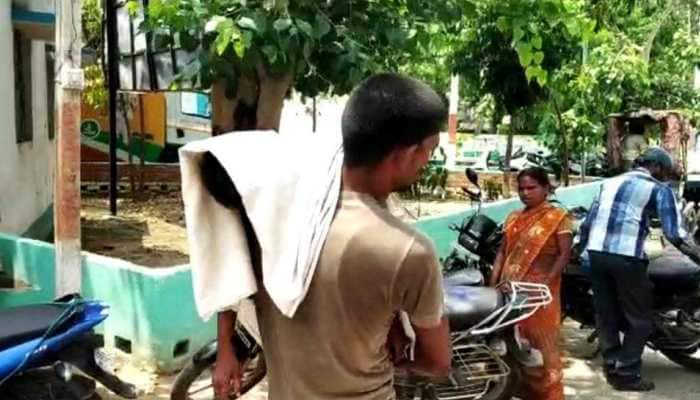 Bihar: Father carries child&#039;s body on shoulder in Nalanda district due to unavailability of ambulance