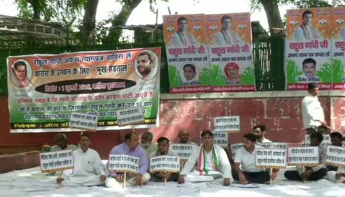 Congress workers sit on hunger strike to urge Rahul Gandhi to remain party president
