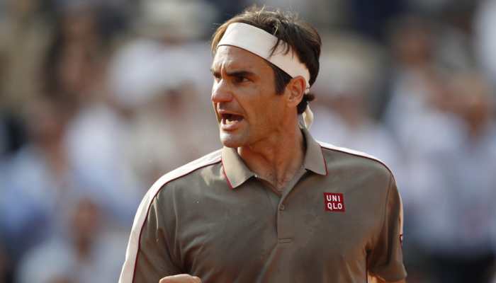 Federer crushes Clarke to reach third round