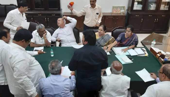 Karnataka crisis: 12 MLAs from JDS-Congress govt reach Speaker&#039;s office, likely to tender resignation