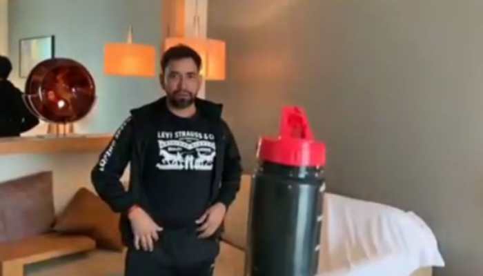 &#039;Inspired&#039; by Akshay Kumar, Dinesh Lal Yadav &#039;Nirahua&#039; takes up the Bottle Cap Challenge, posts message for Bhojpuri industry