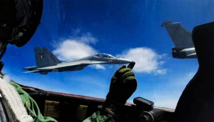 IAF fighter pilot 'balances' Sukhoi Su-30 MKI jet on his fingertip during Garuda VI exercise in France