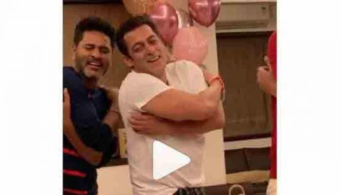 Salman Khan shakes a leg with Prabhudeva on &#039;Urvashi&#039; song, video goes viral on social media