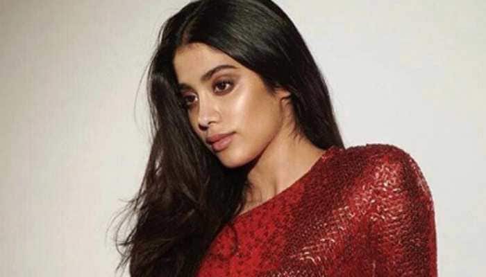 Janhvi Kapoor gives dreamy, retro vibe in this classic floral saree—See pic